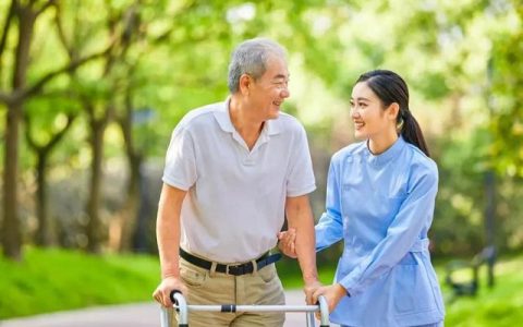 同樣都是照顧老人，養(yǎng)老護(hù)理員和保姆有什么區(qū)別嗎？（養(yǎng)老護(hù)理員跟護(hù)工有什么區(qū)別）