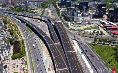 雙向6車道，全長1.6公里，楊高中路改建雙“人”字形高架跨線橋主線通車